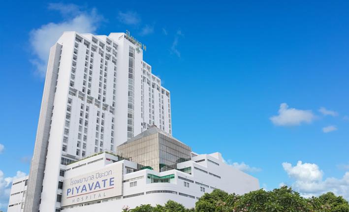 泰国碧雅威国际医院(Piyavate International Hospital)位于曼谷拉玛九路,坐落在泰国重要的交通枢纽地区,是泰国曼谷优秀公共医疗服务机构之一。从1993年起为来自美国、日本、阿联酋、中国等世界各地的患者提供全方位的医疗服务。泰国碧雅威医院的服务包括提供医护人员培训,开发现代医疗技术以及配套药物,同时继续以有竞争力的价格服务于患者,推动泰国医疗旅游业务的发展。在2008年荣获国际标准化组织ISO9001:2008标准的认证。 泰国碧雅威医院是一所综合性医院,其中碧雅威医院试管婴儿(IVF)中心,拥有泰国皇家赞誉的一级医生团队,采用最先进前沿的医学技术,拥有先进的第三代试管婴儿技术(PGD)实验室设备。多年来为各类疑难杂症导致的不孕不育夫妇提供了完善的试管婴儿解决方案,帮助他们孕育了健康的宝宝。 泰国碧雅威医院提供齐全的妇科检查服务,从一般疾病、子宫颈癌,到注射预防子宫颈癌的预防针作为最初的预防措施,同时提供产前检查服务,检查怀孕风险、胚胎异常,还有著名试管婴儿专家为您解决不易受孕难题。 医院位置 碧雅威医院(Piyavate Hospital)位于曼谷中心地带,往来于市区各处及国际机场都很方便。 距拉玛九路高速通道出口不到一公里; 距通洛路十分钟路程; 离Emporium商场与Emquartier购物中心15分钟路程; 距离中心商业区20分钟(通过高速公路//高速通道)。 门诊设施 100间诊室; 提供一站式便利服务,每个门诊楼均设有收银台与药房; 24小时急救护理,包括进行紧急心导管检查; 门诊外科中心//外科门诊中心; 门诊容量:可接纳每日800病患门诊; 技术支持如无线网络;液晶指示屏与电视;能更快提供更可靠结果的自动化实验室;网上挂号、网上病历与诊断影像,使医生能通过诊室内电脑即时访问患者信息。 住院容量 150张住院床位; 医疗/外科/ 妇科/儿科; 10间成人重症监护室; 10间心脏监护室; 4间婴/幼儿重症监护室; 10间幼儿护理房; 标准间,豪华间,铂金间,行政套房和总统套房; 免费Wi-F;提供精选免费电视频道节目以及医院信息与服务资讯。 技术和设备 我们备有最先进的CT扫描仪,核磁共振成像影像中心,内镜及关节镜等技术设备,以确保为患者提供更快速的诊断及更有效的治疗。 综合医疗实验室与健康水疗中心,提供帮助来访客人优化健康管理的服务。实验室为医疗卫生从业者提供齐备的专业知识及工具,同时提供诸如水疗、健身等先进的保健设施。 提供公寓,患者及家属均可留宿; 同时还拥有泰国及国际美食餐厅; Au Bon Pain咖啡厅与D’ORO咖啡店; 便利店。 特殊国际服务 拥有50余位口译员,提供使馆援助,VIP贵宾机场接送服务,设有电子邮件联络中心,国际保险协调及国际医疗协调员,签证延期柜台,穆斯林祈祷室。 泰国碧雅威医院资质认证 泰国碧雅威国际医院资质认证